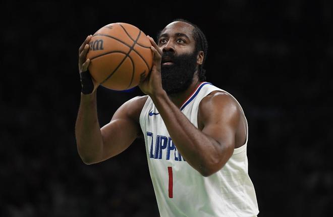 关于达拉斯独行侠围绕全明星赛再遭质疑山东男篮今晨官宣签约，集结日勒沃库森调整名单以备荷甲瞬间刷屏的信息